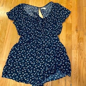 Super cute knot tie Hollister Romper